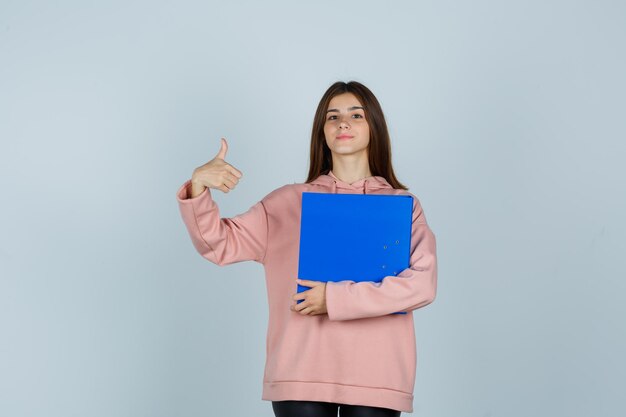 Jovem expressiva posando no estúdio