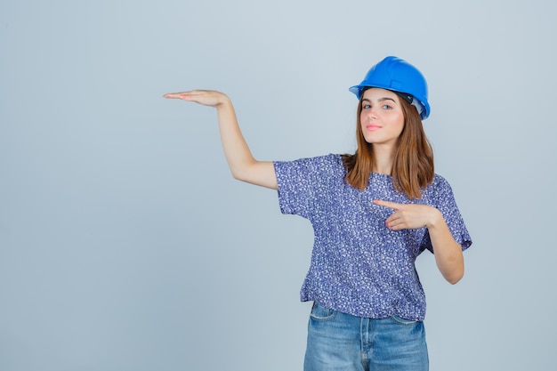 Jovem expressiva posando no estúdio