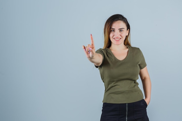 Jovem expressiva posando no estúdio