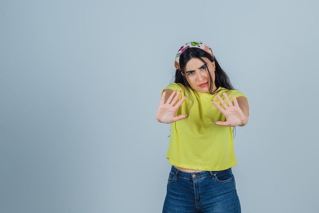 Foto grátis jovem expressiva posando no estúdio