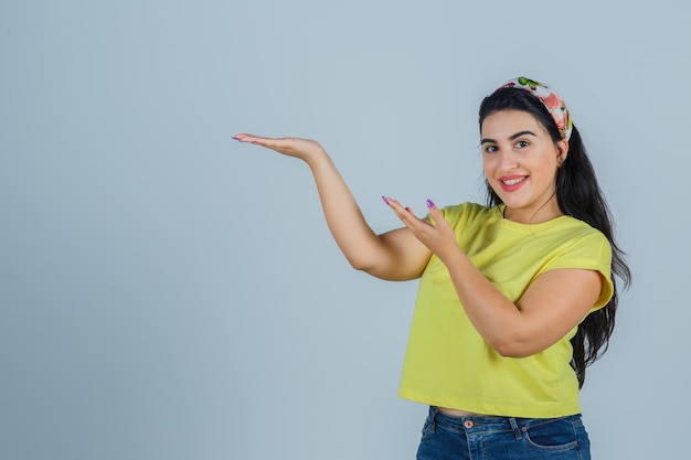 Jovem expressiva posando no estúdio