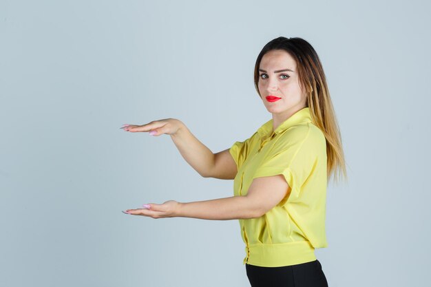 Jovem expressiva posando no estúdio