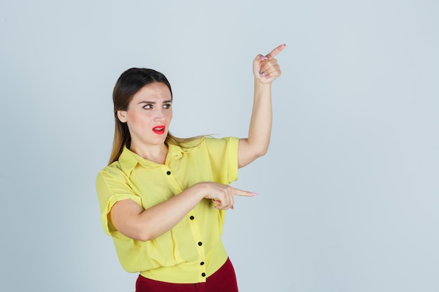 Jovem expressiva posando no estúdio