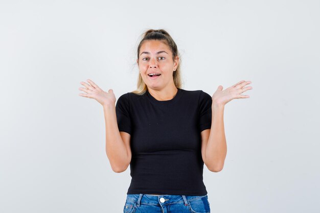 Jovem expressiva posando no estúdio