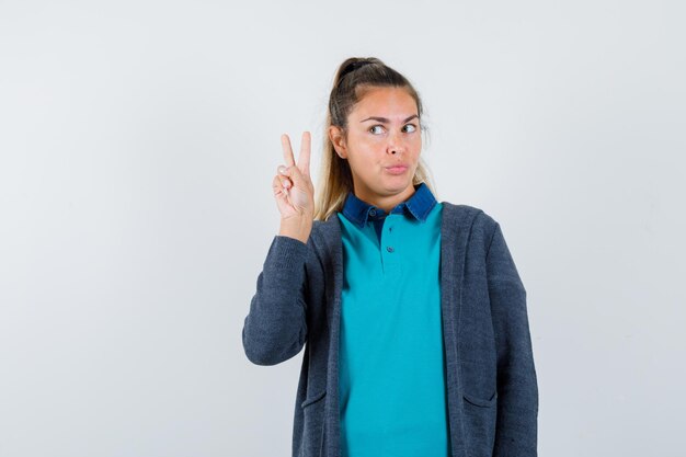 Jovem expressiva posando no estúdio