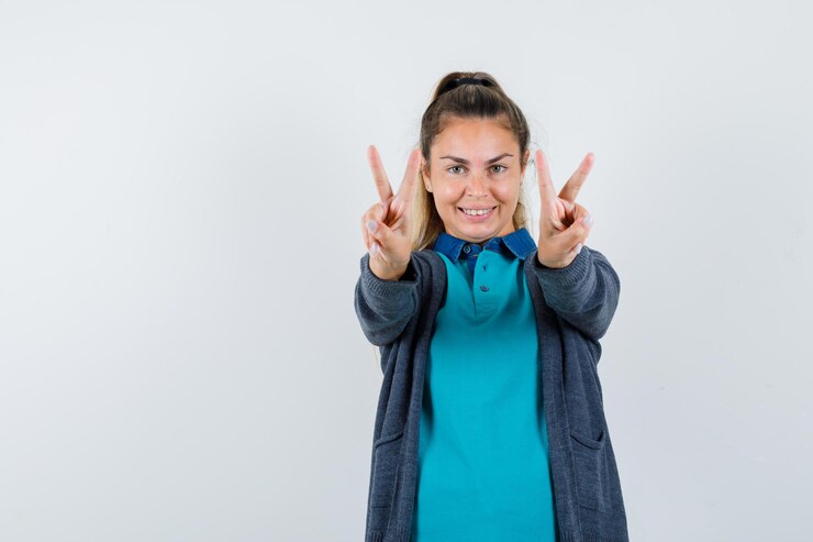 Foto grátis jovem expressiva posando no estúdio