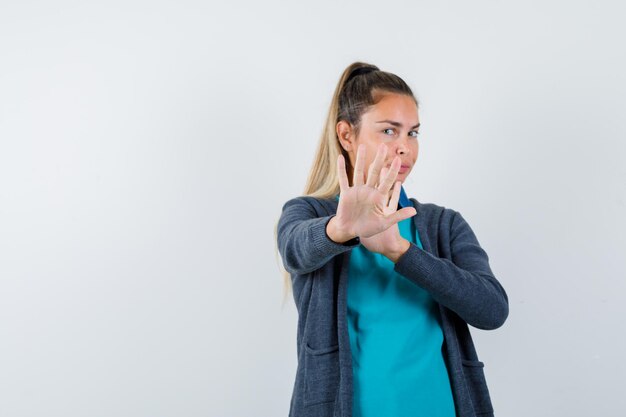 Jovem expressiva posando no estúdio