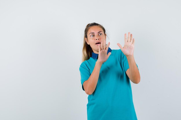 Jovem expressiva posando no estúdio