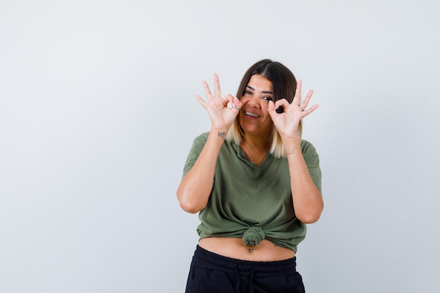 Foto grátis jovem expressiva posando no estúdio