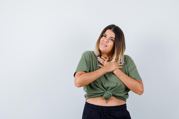 Jovem expressiva posando no estúdio