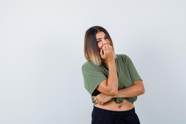 Foto grátis jovem expressiva posando no estúdio