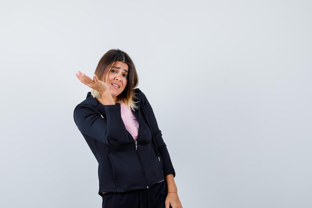 Jovem expressiva posando no estúdio