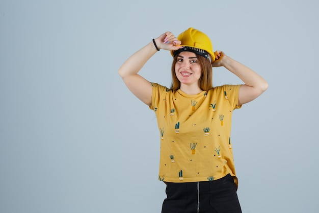 Jovem expressiva posando no estúdio