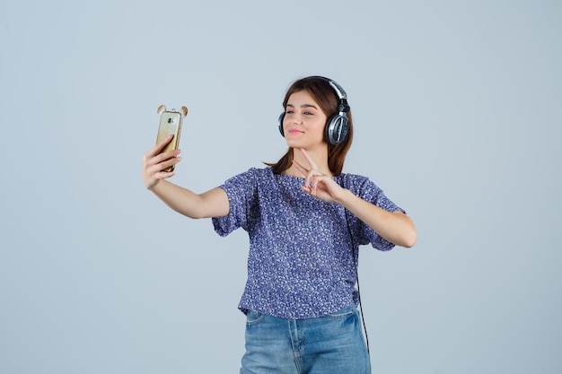 Jovem expressiva posando no estúdio