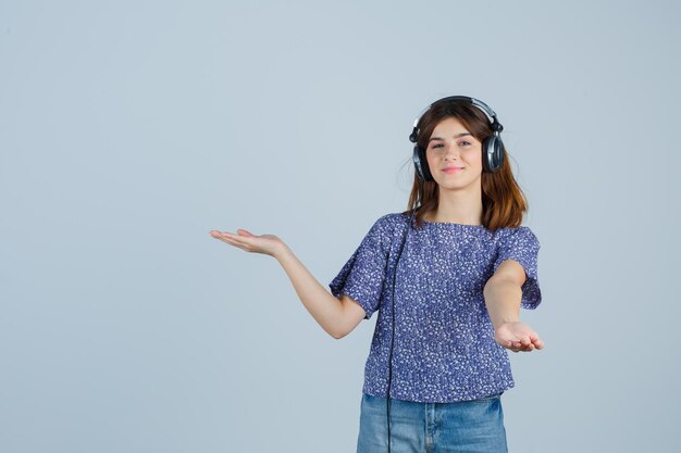 Jovem expressiva posando no estúdio