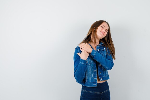 Jovem expressiva posando no estúdio