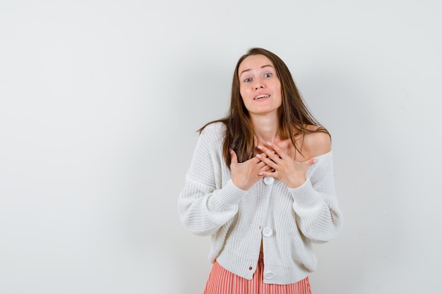 Foto grátis jovem expressiva posando no estúdio