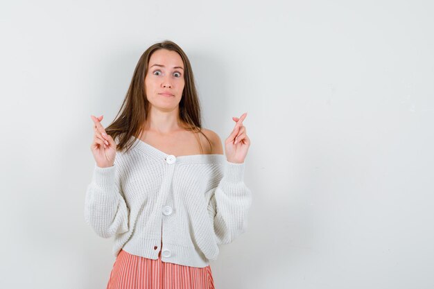 Jovem expressiva posando no estúdio