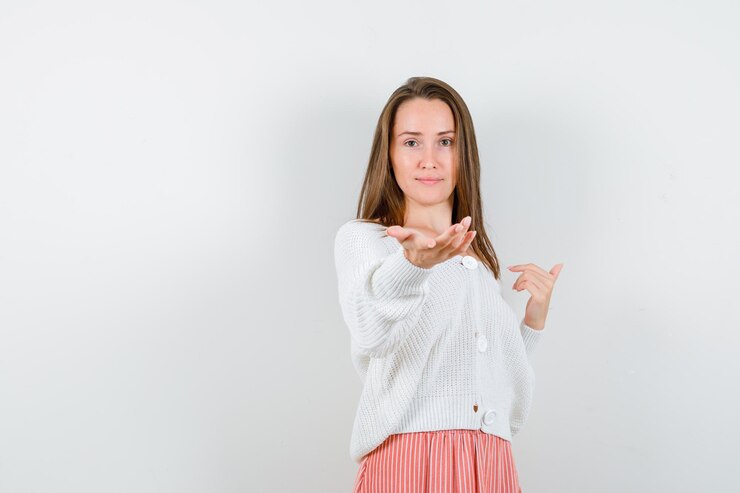 Foto grátis jovem expressiva posando no estúdio