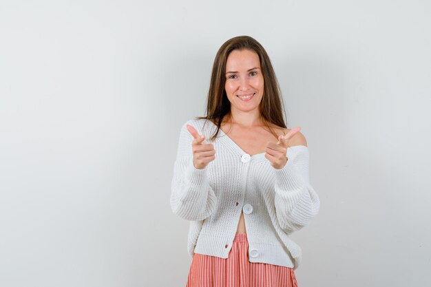 Jovem expressiva posando no estúdio