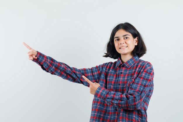 Jovem expressiva posando no estúdio