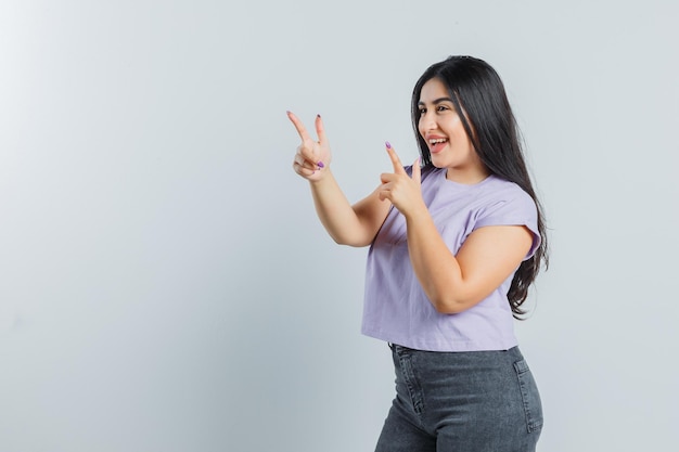 Jovem expressiva posando no estúdio