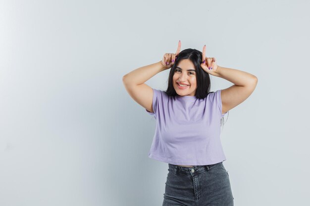 Foto grátis jovem expressiva posando no estúdio