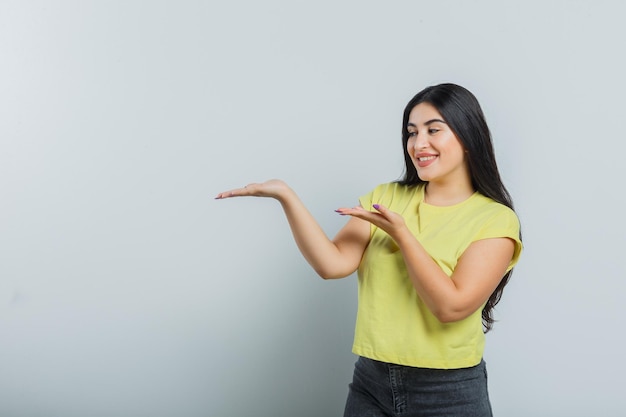 Jovem expressiva posando no estúdio