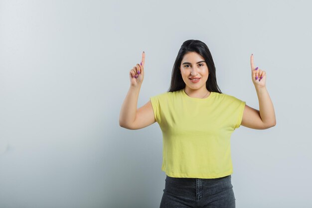 Jovem expressiva posando no estúdio