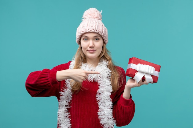 Jovem expressiva posando para as férias de inverno