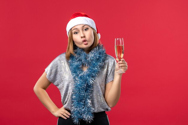 Jovem expressiva posando para o Natal