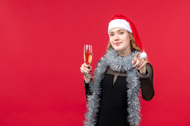 Jovem expressiva posando para o natal