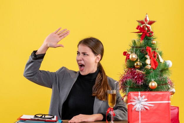 Jovem expressiva posando para o Natal