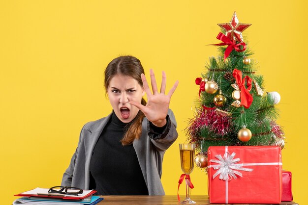 Jovem expressiva posando para o Natal