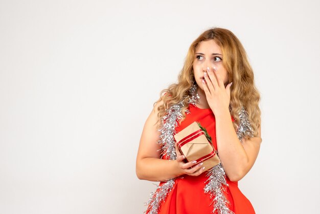 Jovem expressiva posando para o natal