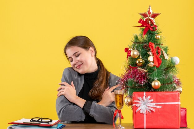 Jovem expressiva posando para o Natal