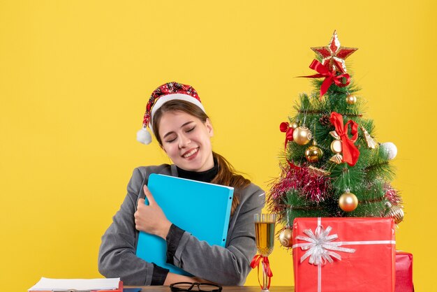 Jovem expressiva posando para o Natal