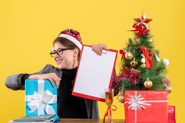 Jovem expressiva posando para o Natal