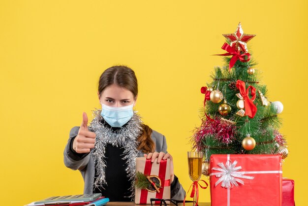 Jovem expressiva posando para o Natal