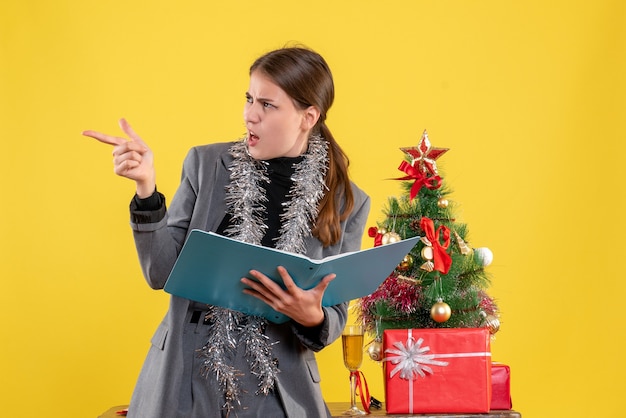 Jovem expressiva posando para o Natal