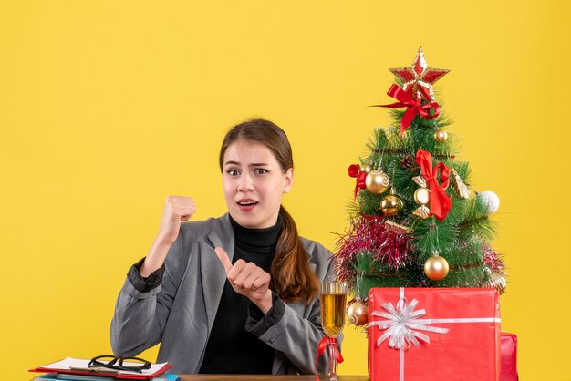 Jovem expressiva posando para o Natal