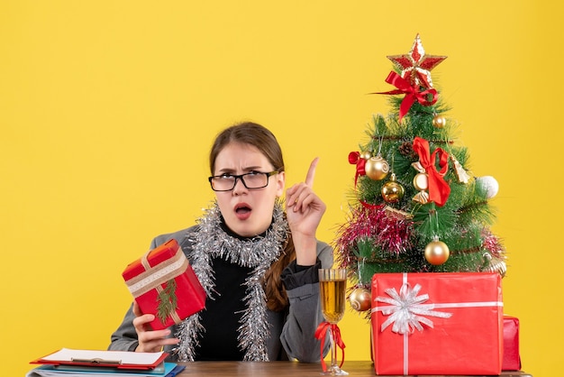 Jovem expressiva posando para o Natal