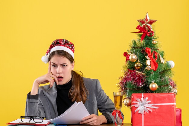 Jovem expressiva posando para o Natal