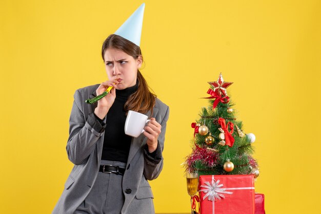 Jovem expressiva posando para o Natal