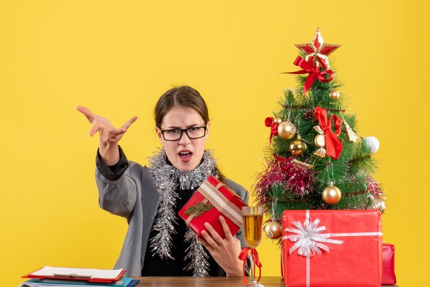 Jovem expressiva posando para o Natal