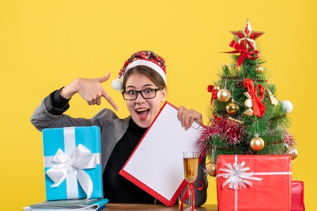 Jovem expressiva posando para o natal