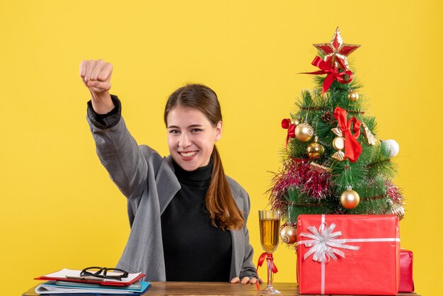 Jovem expressiva posando para o Natal