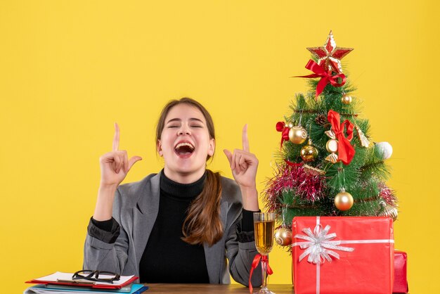 Jovem expressiva posando para o Natal