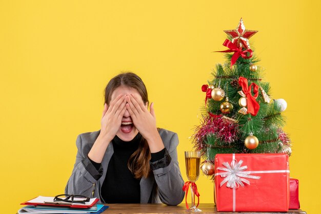 Jovem expressiva posando para o Natal