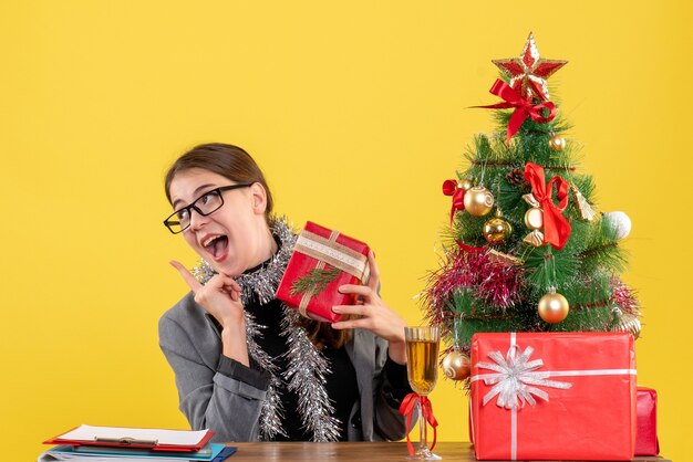 Jovem expressiva posando para o Natal